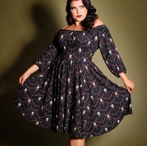 Pinup girl clothing Marie-Thérèse long sleeve peasant dress in black skull lace
